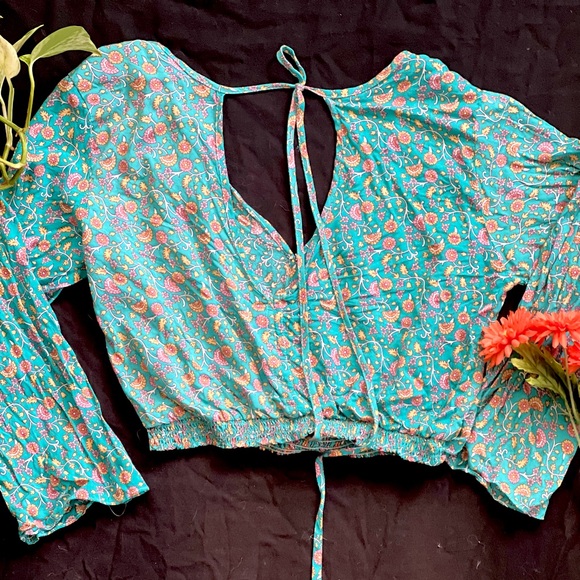 3 Quarter-sleeve Open Back Crop Top 🦋🌼 - Picture 2 of 3